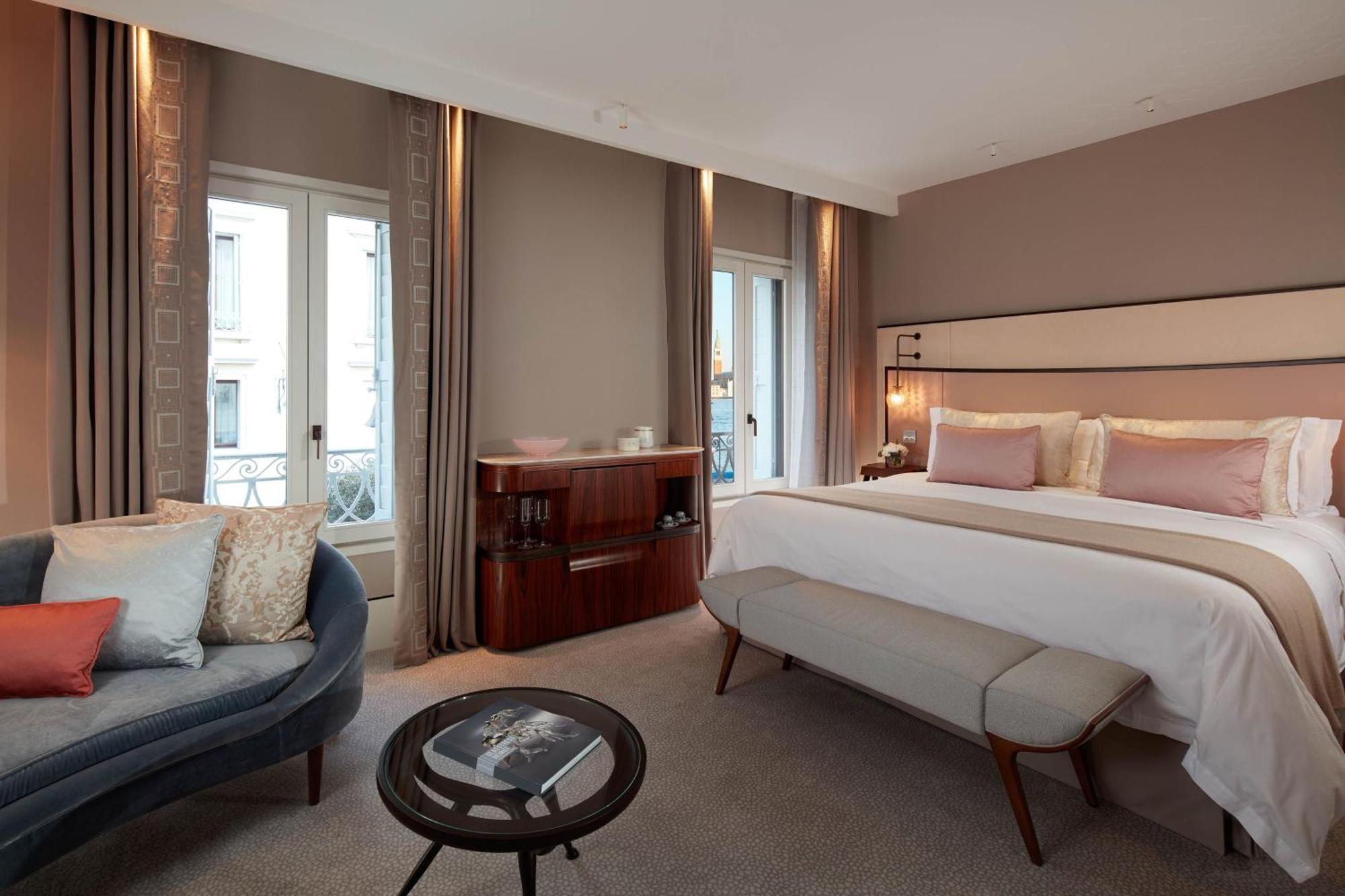 Chambre Lit King-Size - Vue Partielle sur Canal